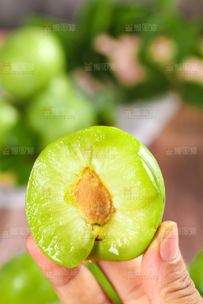 手拿掰开的青奈李