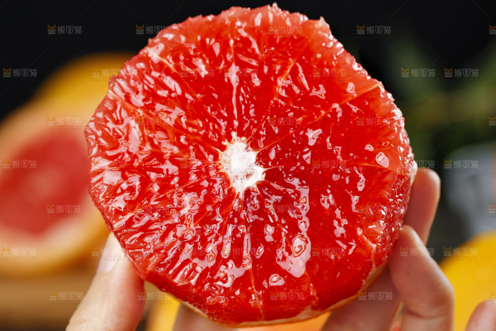 手拿红心西柚果肉