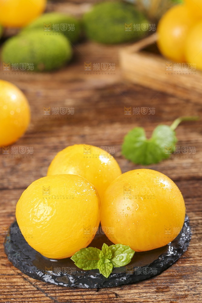 黑石板上放着剥皮的黄金奈李