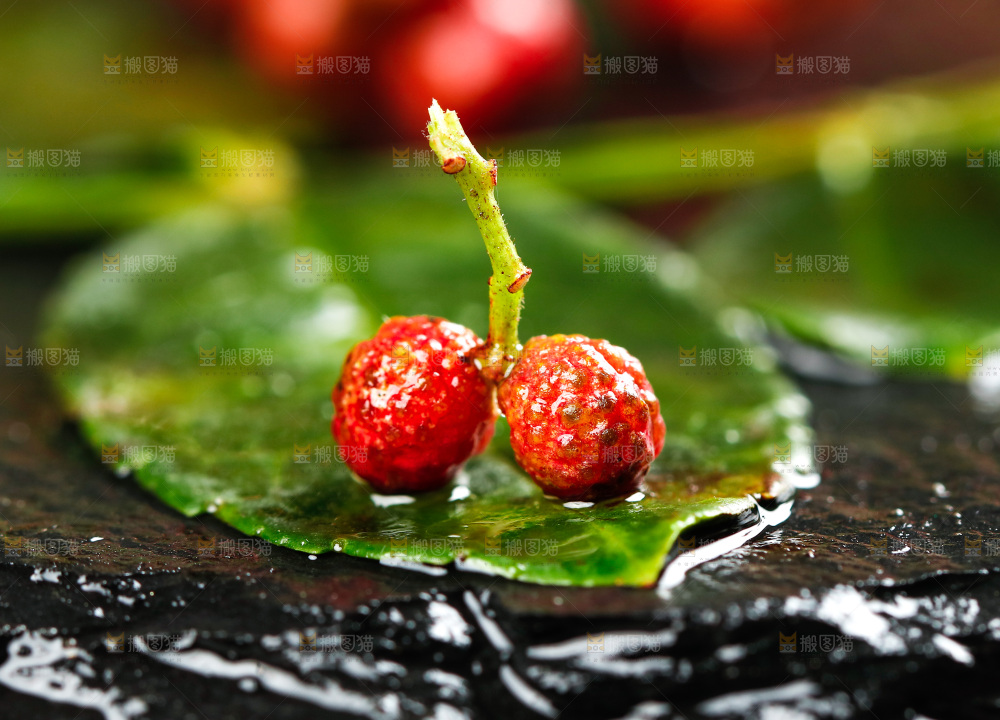 黑石板上的新鲜花椒