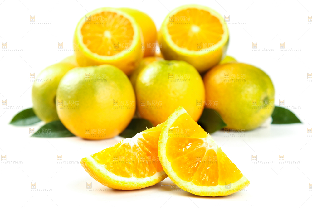 白底上放着切开的夏橙
