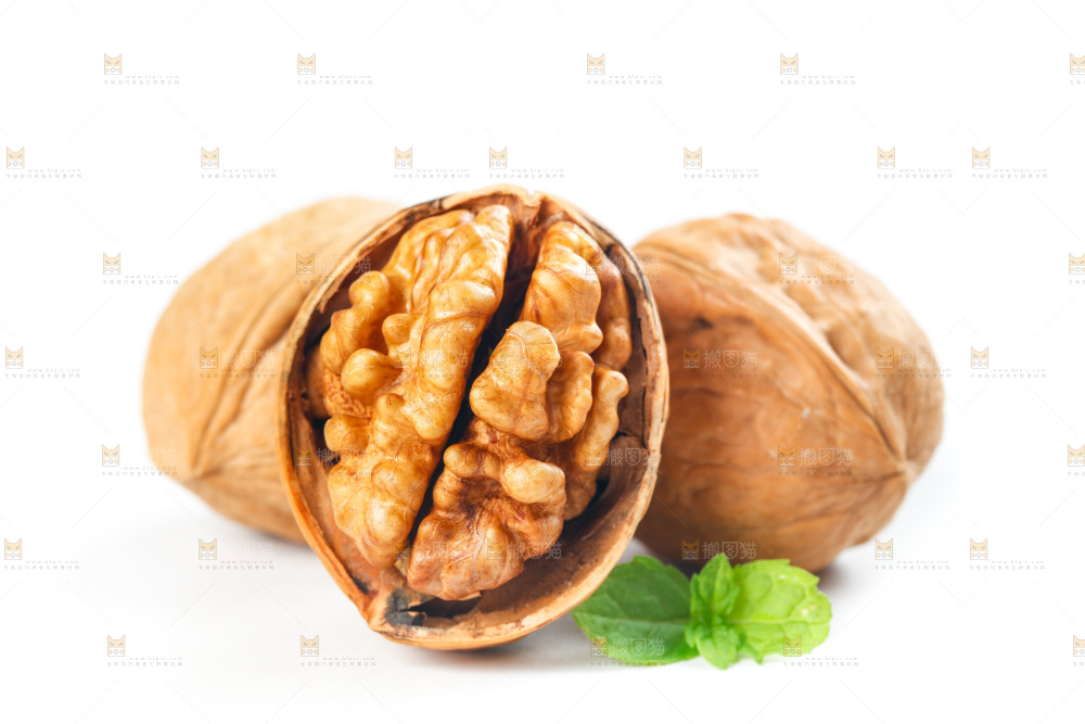 白底上放着上剥开的纸皮核桃