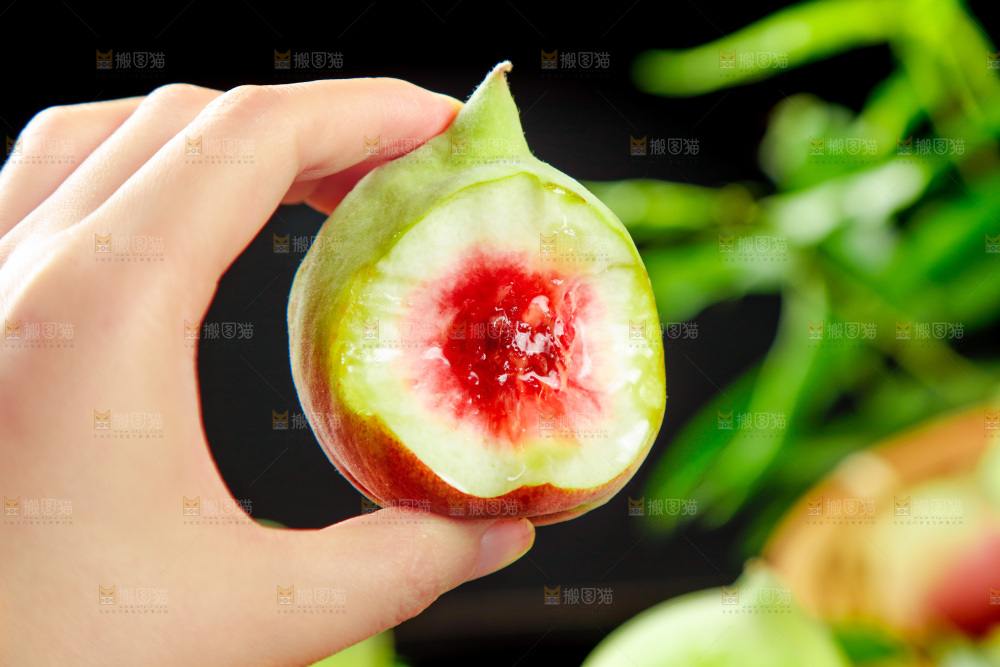 手拿鹰嘴桃