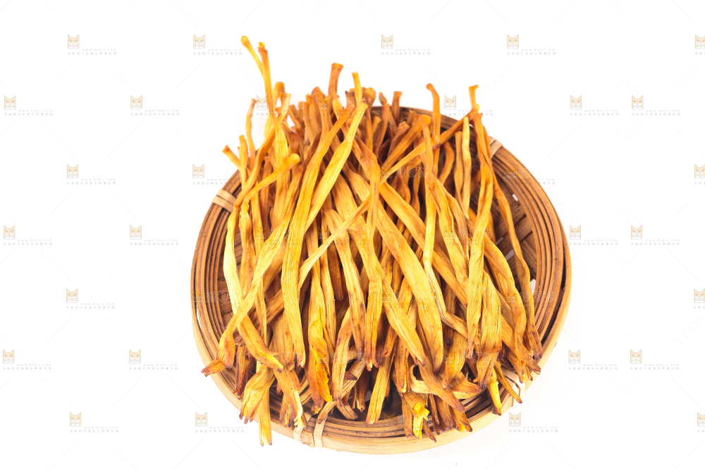 白底上放着一盘干黄花