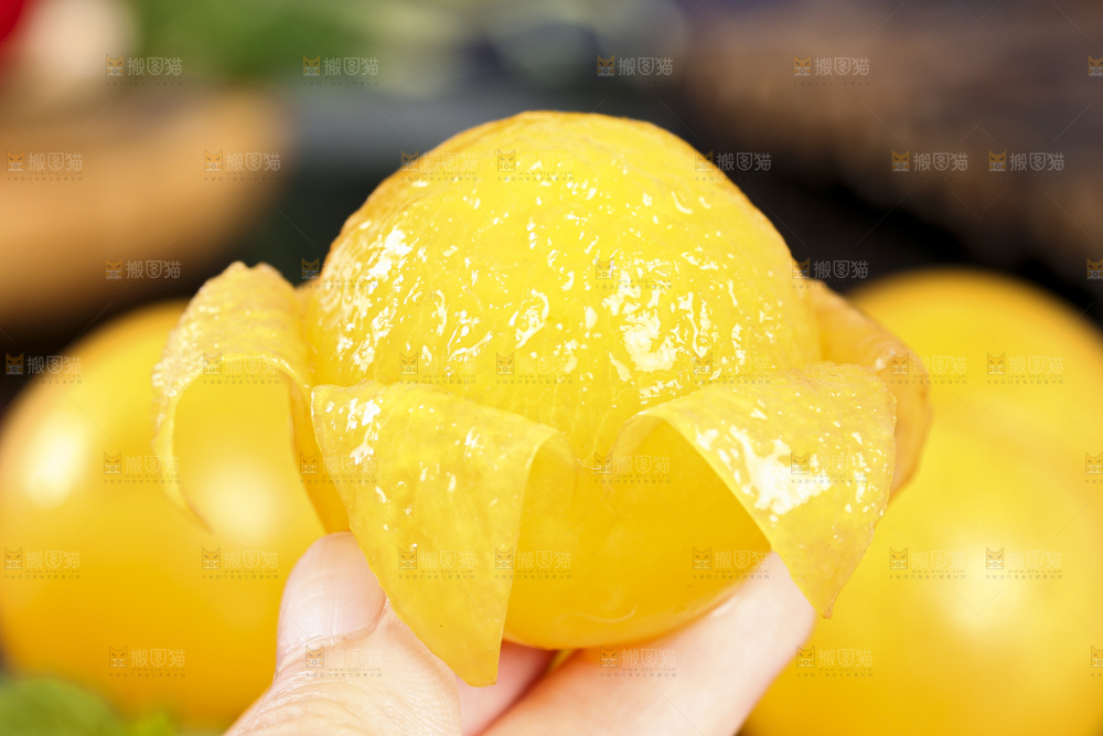 手拿剥皮的黄金奈李