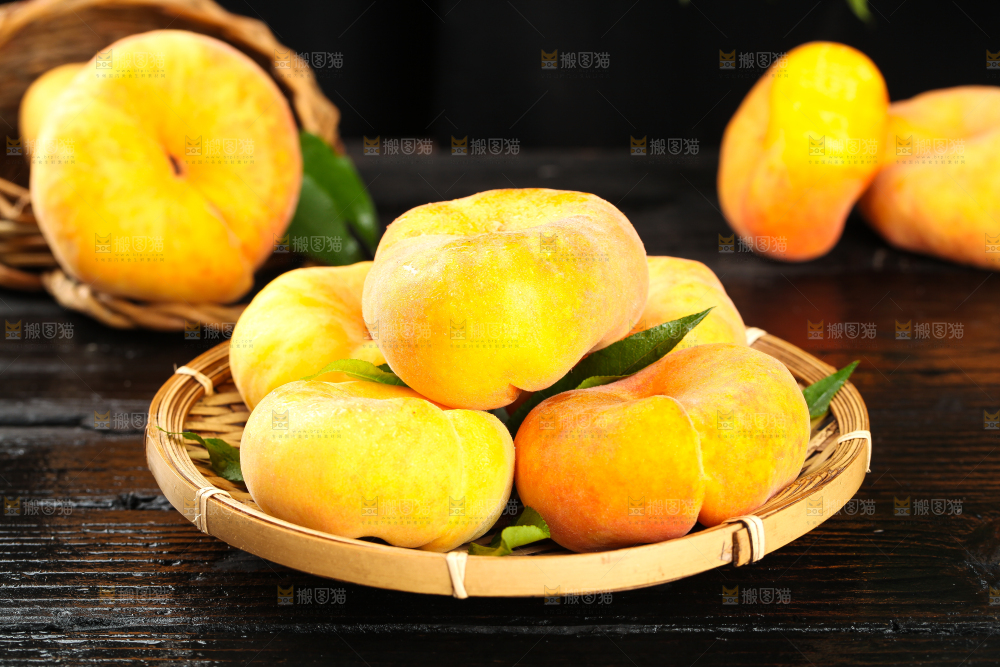 黑底上放着一盘黄肉蟠桃