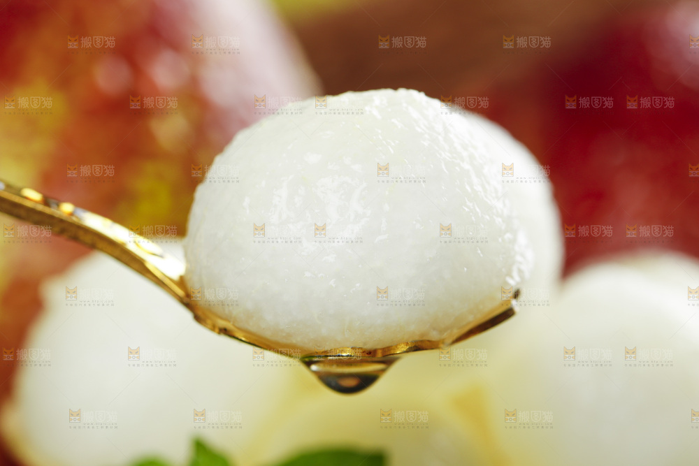勺子里的彩虹梨果肉