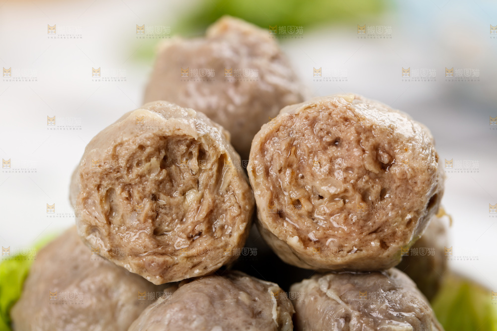 石板上放着一碟牛肉丸