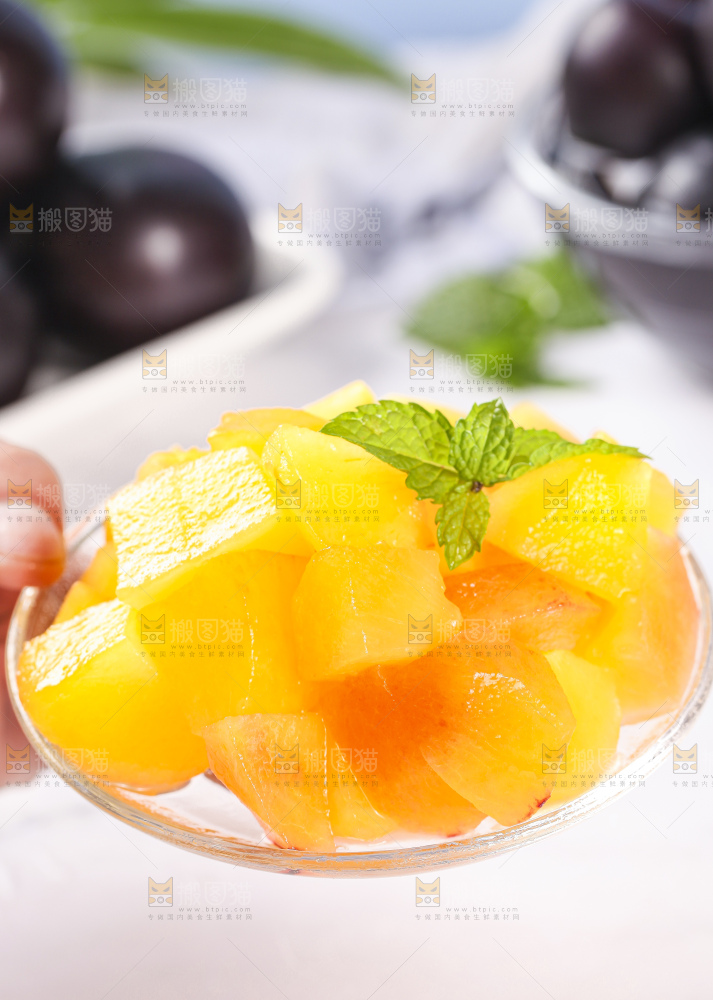 手拿一碟黑布李果肉