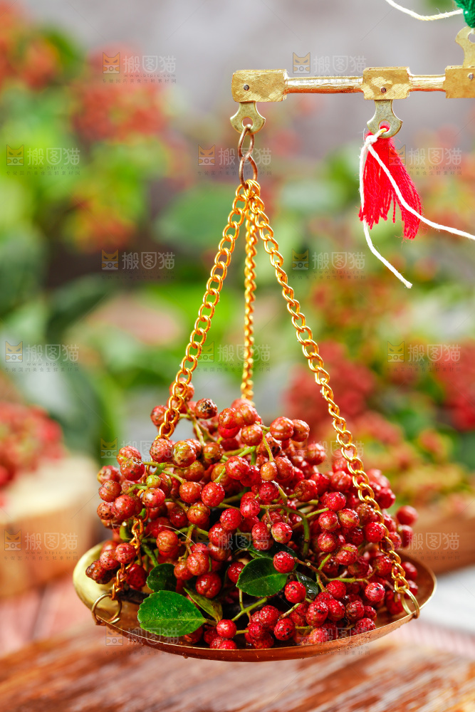称盘里的新鲜花椒