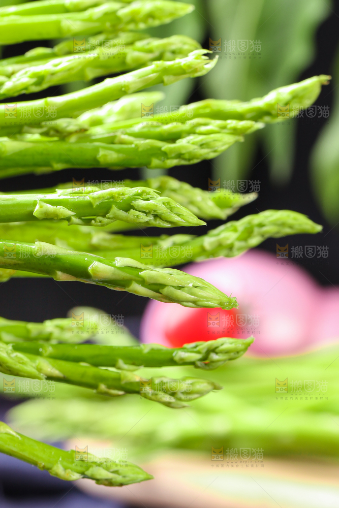 黑底上的新鲜芦笋