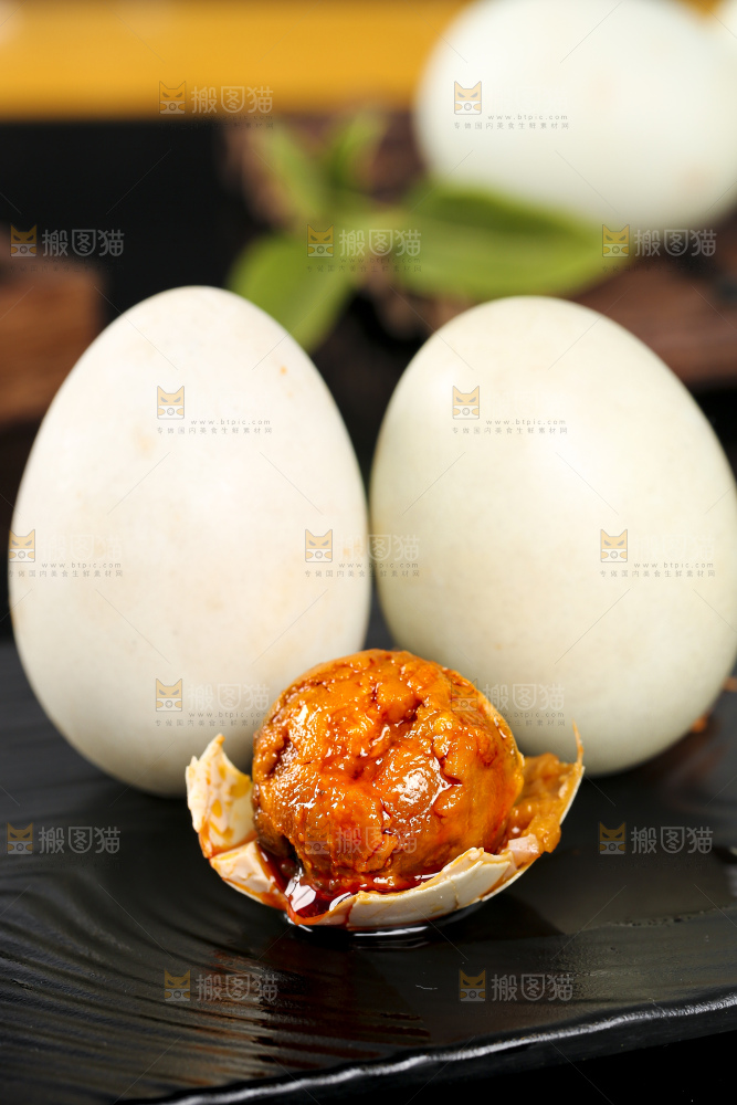 黑底上的红心咸鸭蛋