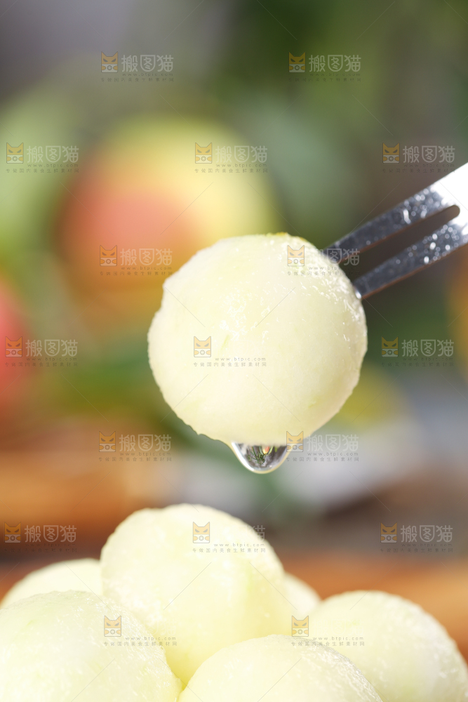 木底上放着一盘红嘎啦苹果