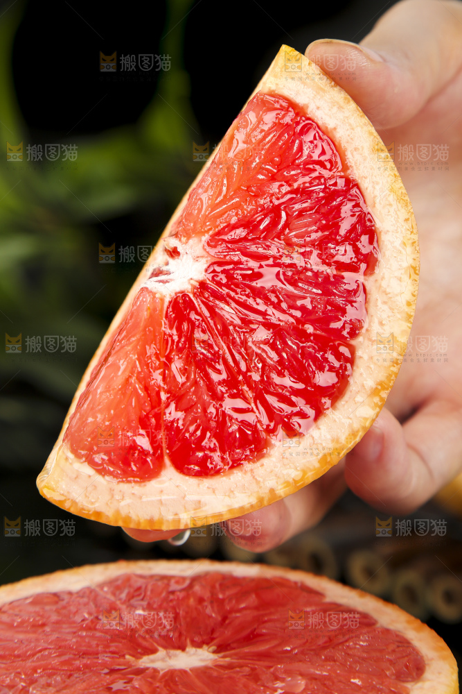深底上手拿切开的红心西柚