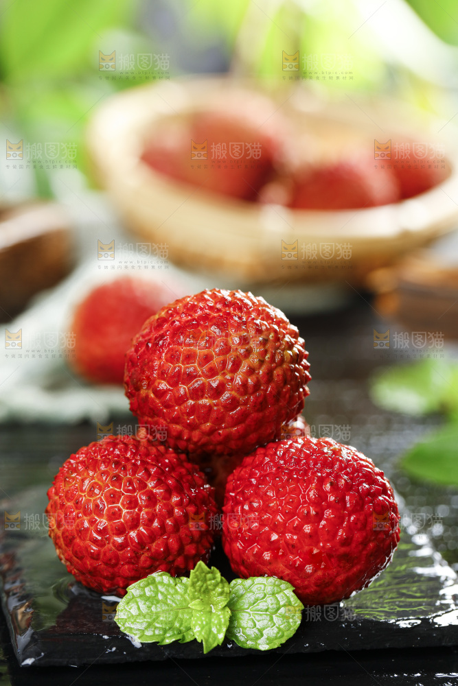 黑底上的荔枝