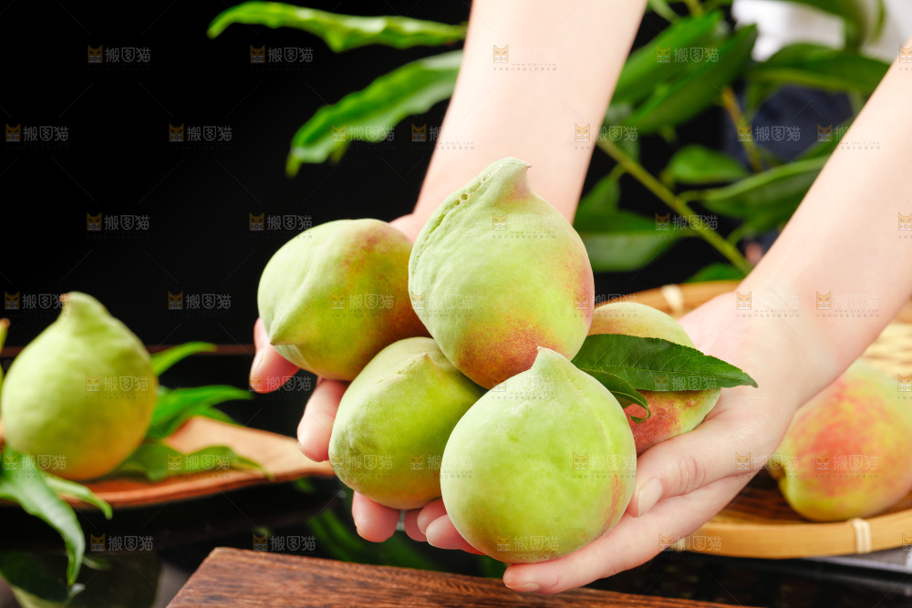 手拿鹰嘴桃