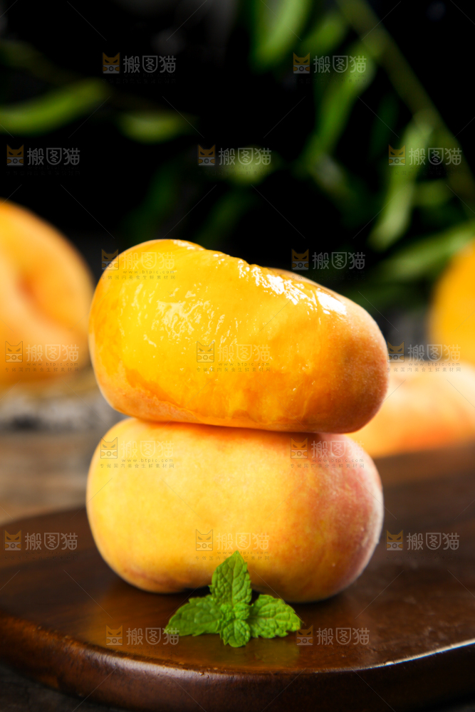 木板上的黄金扁桃