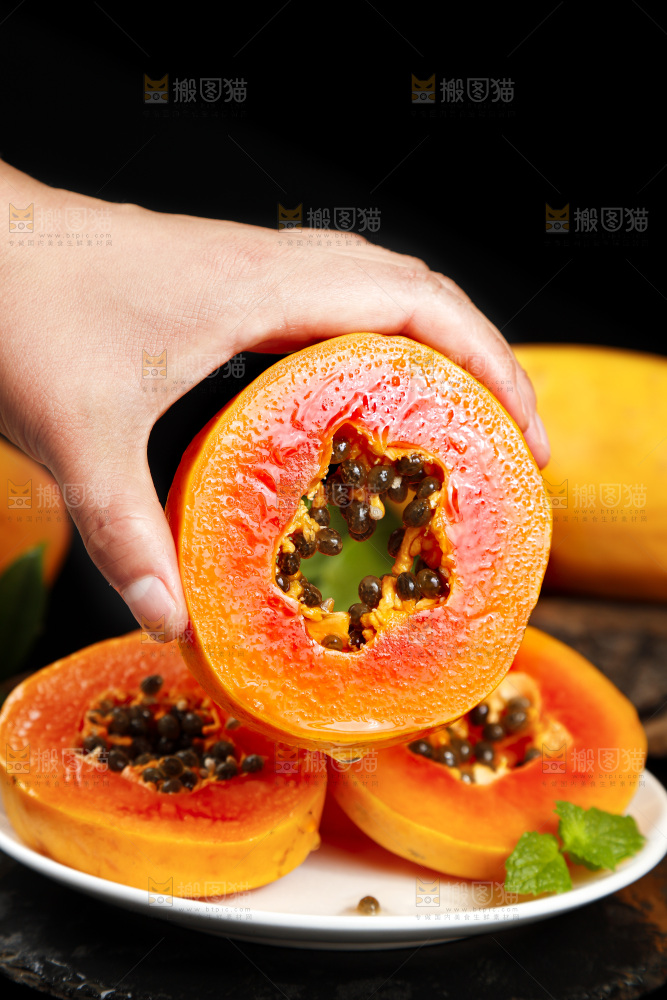 黑底上手拿着的冰糖心木瓜