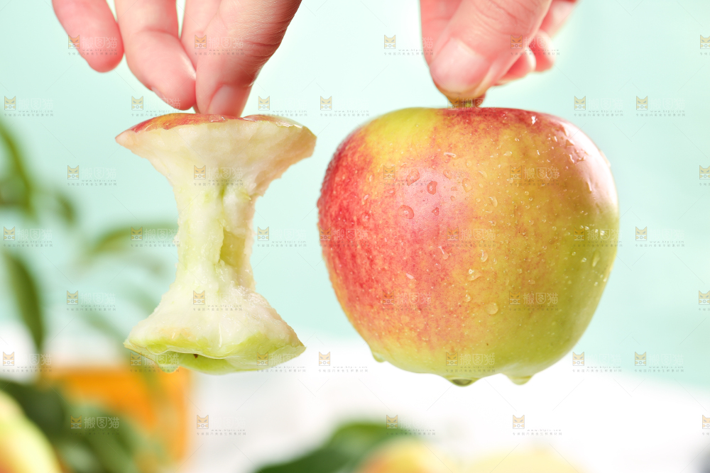 盘子里放着红嘎啦苹果果核