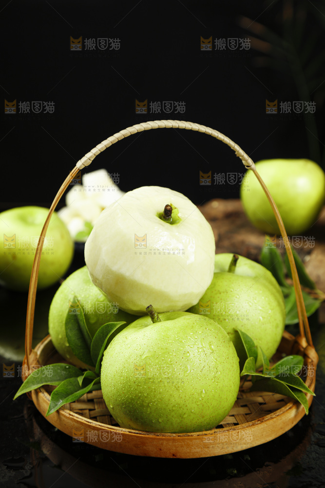 黑石板上放着一篮青皮梨