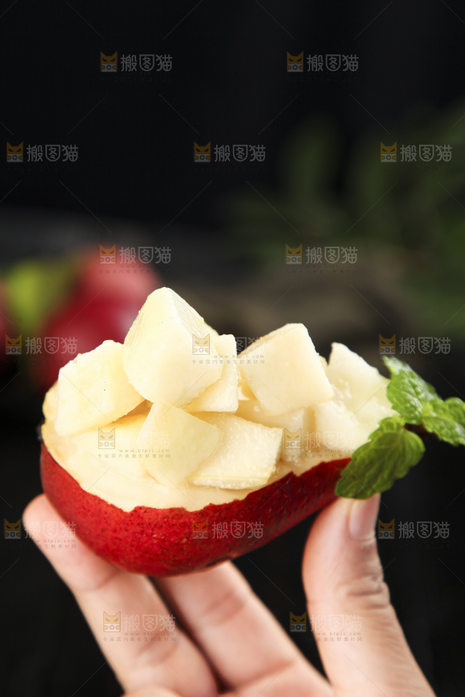 手拿红啤梨果肉