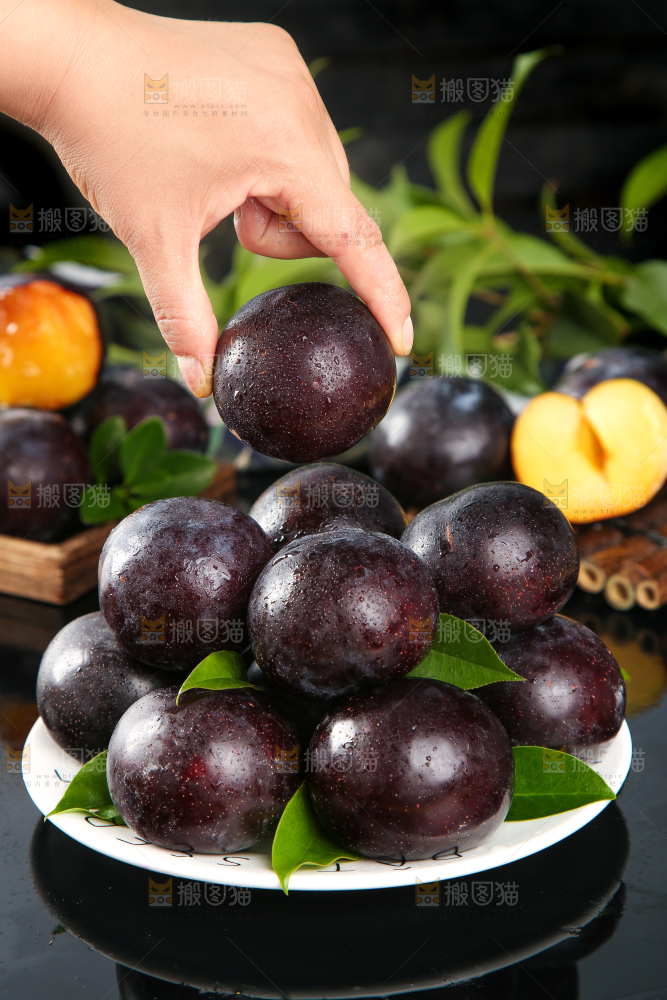 深底上手拿一个黑布林