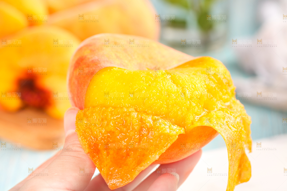 手拿剥皮的黄蟠桃