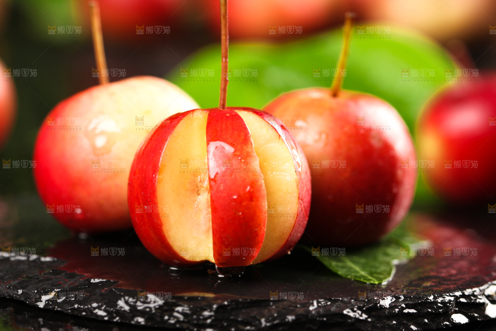 黑石板上的海棠果