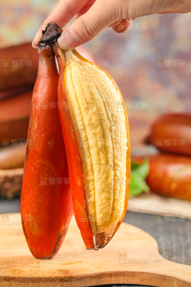木底手拿剥皮的红皮香蕉