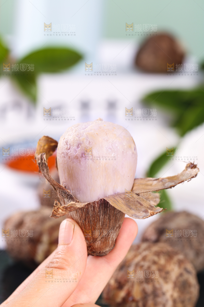 手拿剥皮的熟香芋