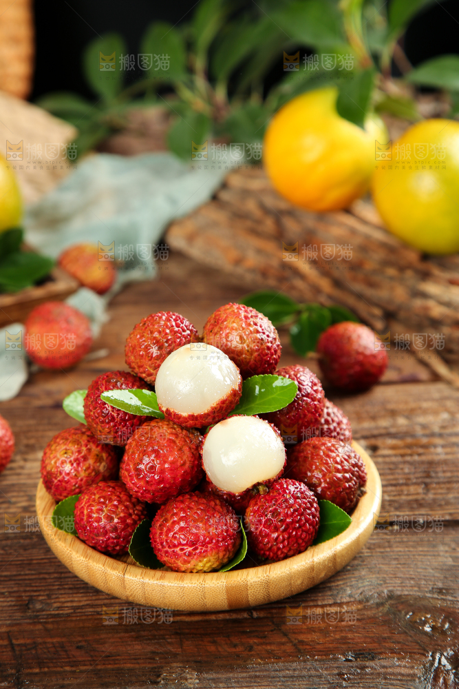 木底上放着一碗荔枝