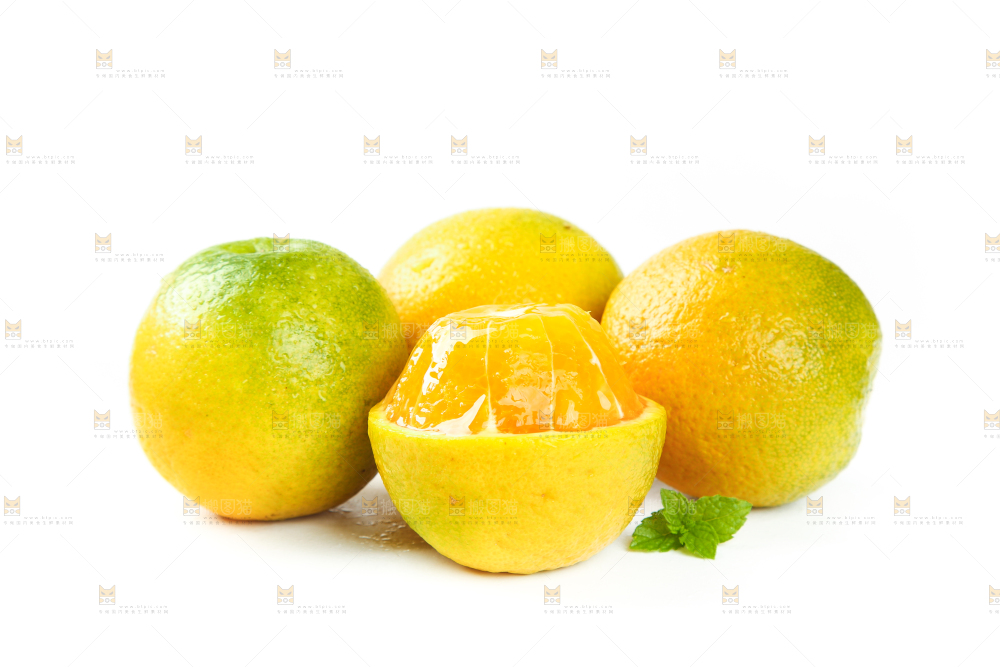 削皮的夏橙放在白底上