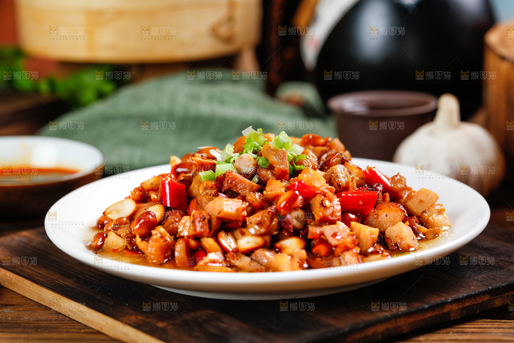 木底上放着一盘辣椒肉丁