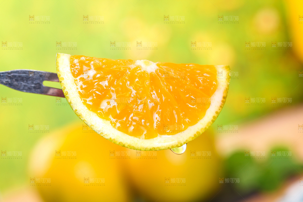 叉子叉着切开的夏橙