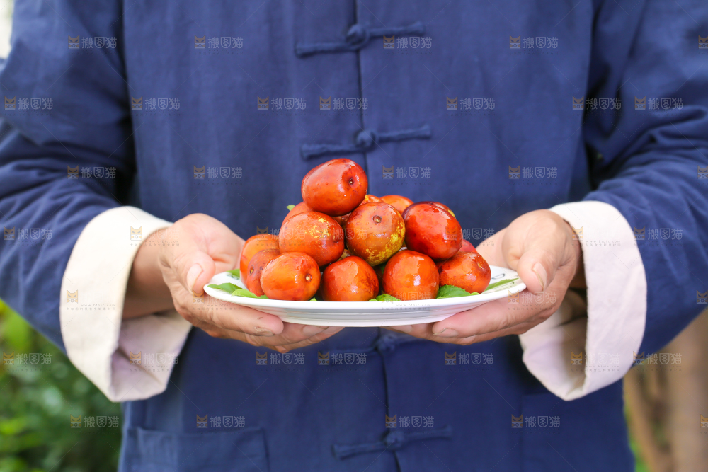 手里端着一盘冬枣