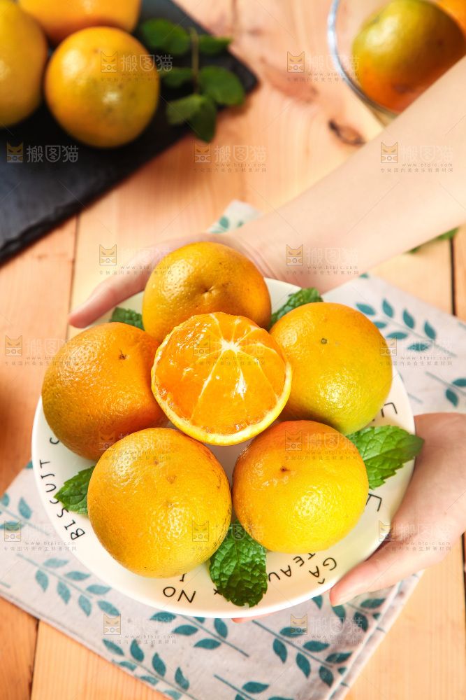 手拿着的秭归夏橙