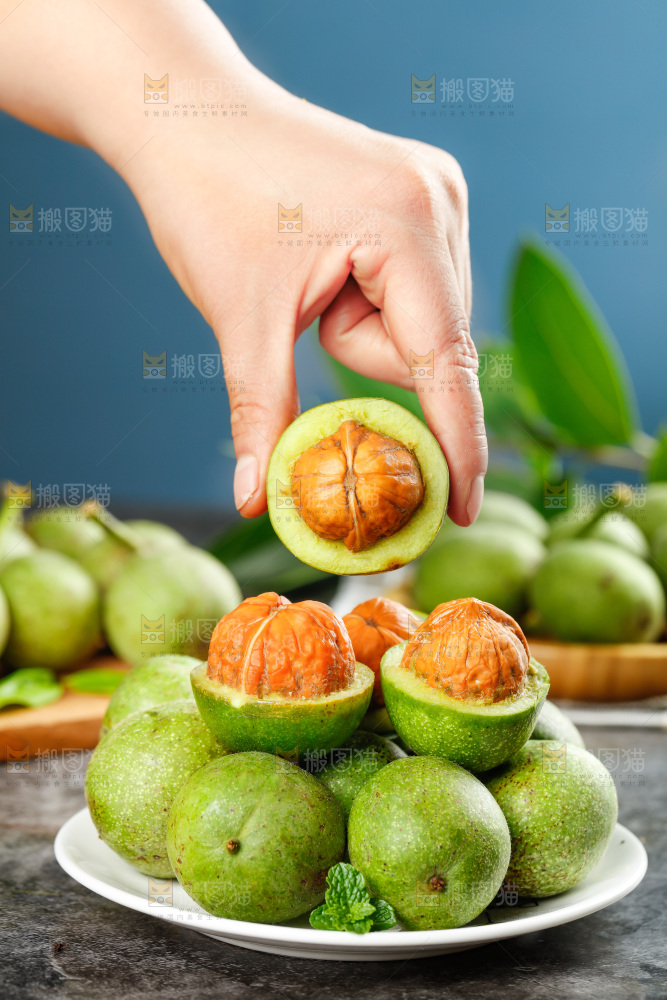 手拿去皮湿核桃