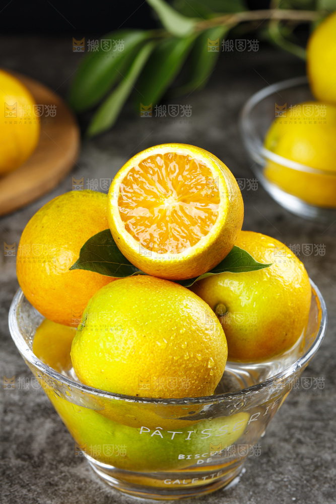 石板上放着一碗切开的夏橙