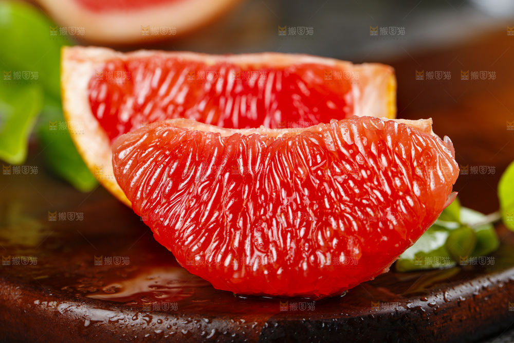 木底上放着剥皮的红心西柚果肉
