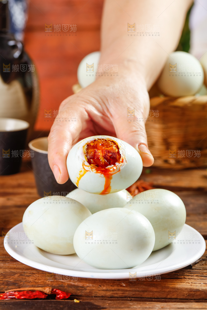 手拿一个熟海鸭蛋