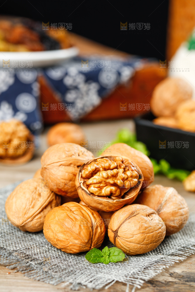 麻布底上的纸皮核桃