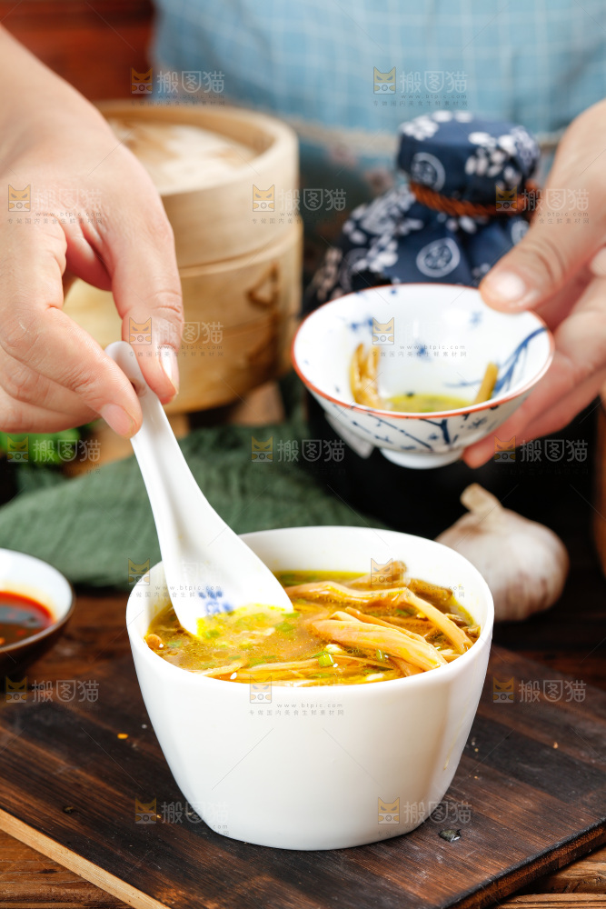 木底上放着一碗黄花菜汤