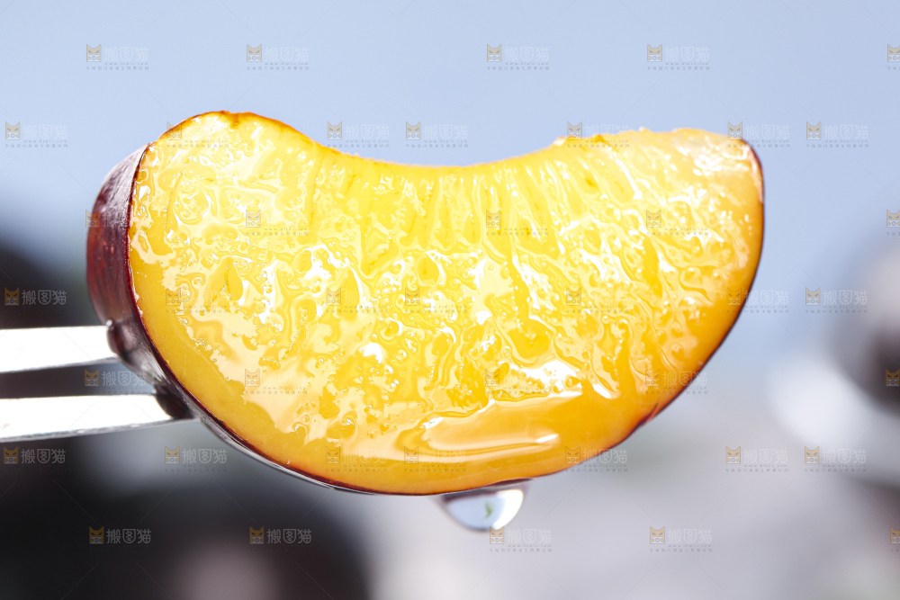 叉子叉着黄肉黑布李
