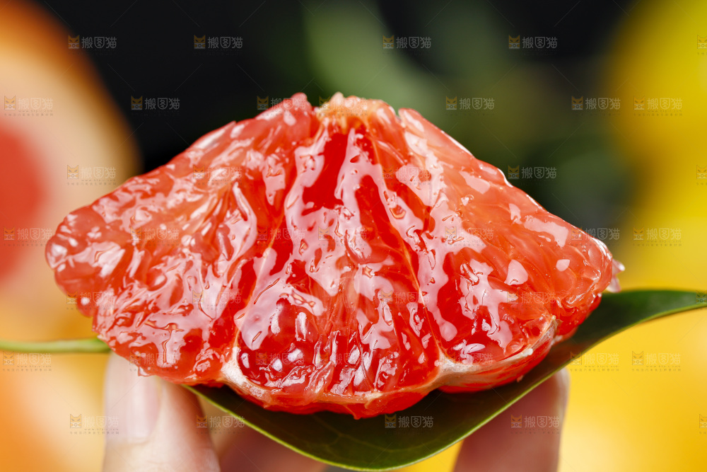 手拿红心西柚果肉