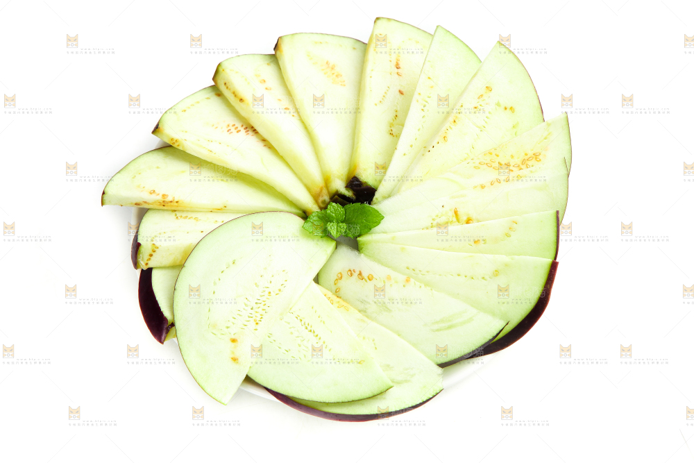 一碟切开的紫皮圆茄子放在白底上
