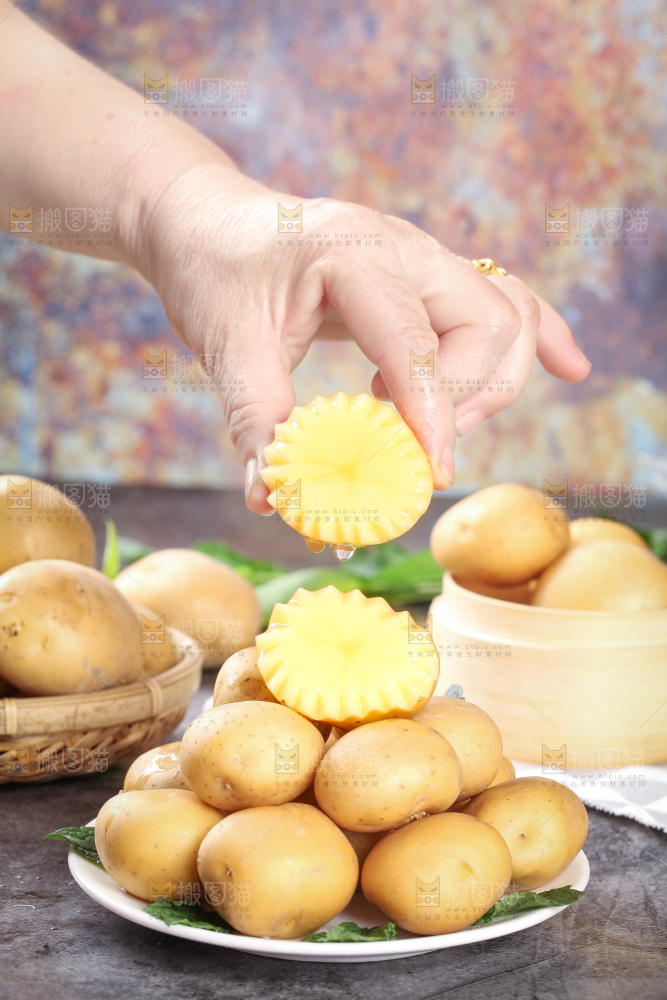 手拿切开的小土豆