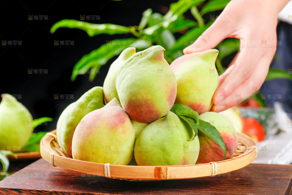手拿鹰嘴桃