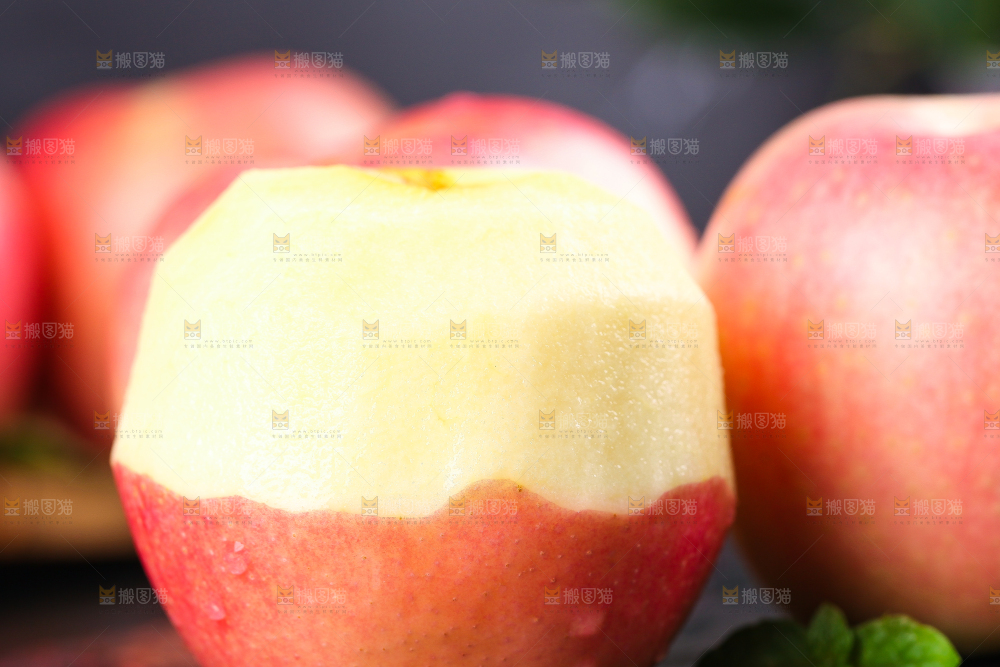 黑石板上放着削皮的嘎啦苹果