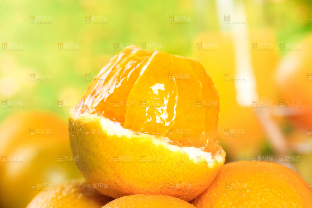 木板上放着削皮的夏橙