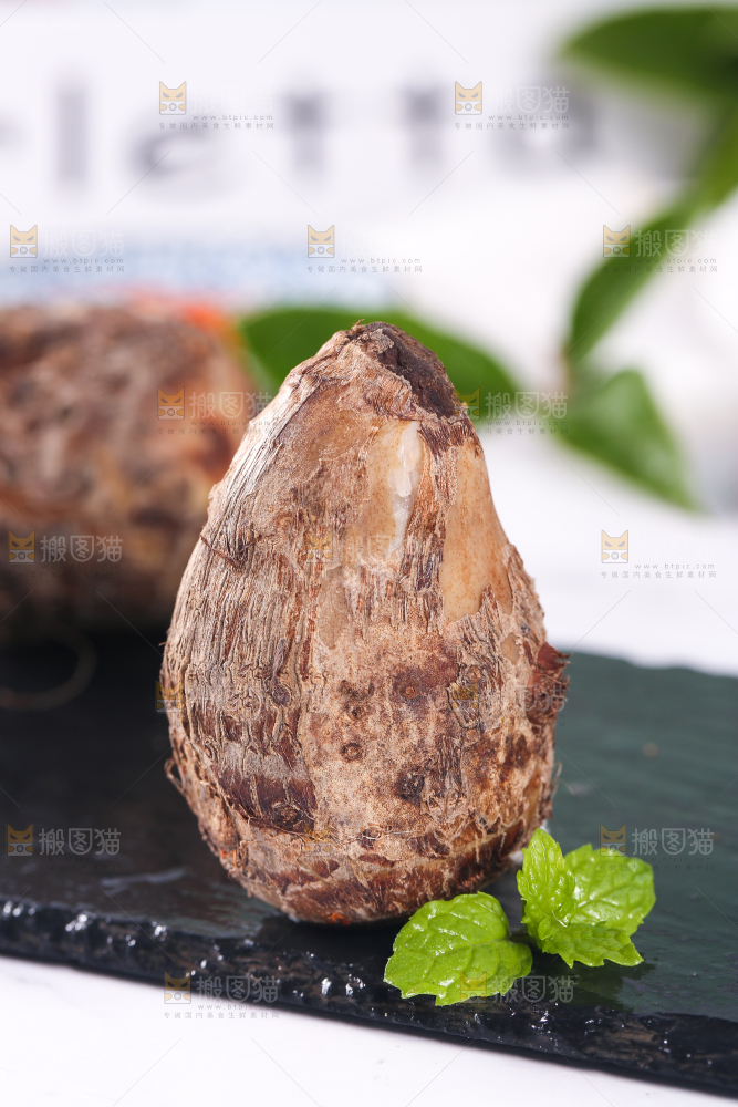 石板上的芋头